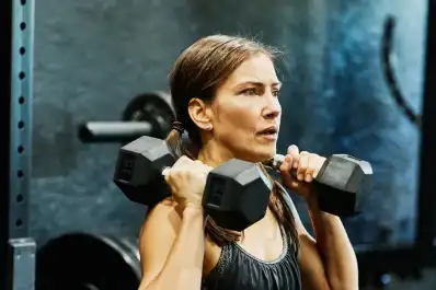 Qué le pasa a tu cuerpo cuando empezás a levantar pesas después de los 50 años, según los expertos