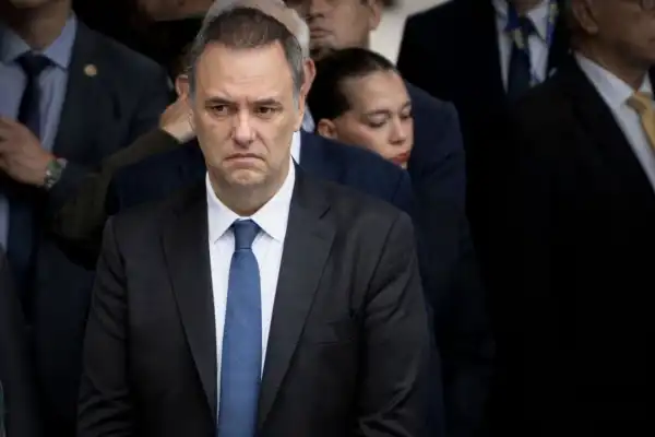 La oposición parlamentaria embiste a Adorni y los aliados esperan: cuáles son los destinos posibles del jefe de Gabinete