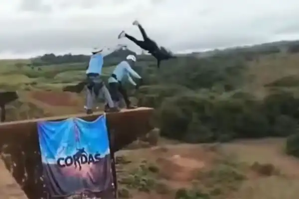 Aseguran que la joven lanzada desde un puente en Brasil estaba viva pese a la caída
