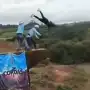 Aseguran que la joven lanzada desde un puente en Brasil estaba viva pese a la caída