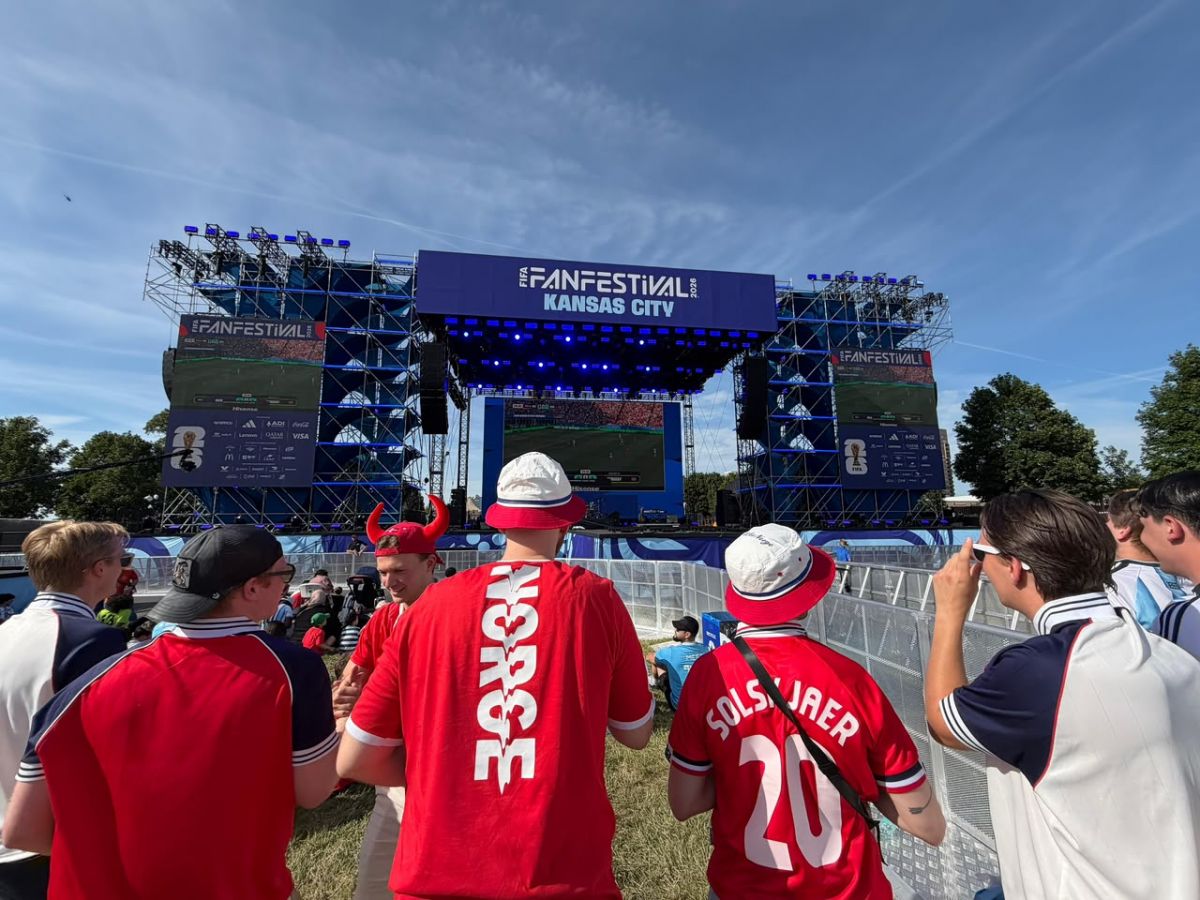 ATENTOS. Hinchas noruegos siguieron cada jugada de la victoria ante Irak desde una de las pantallas.