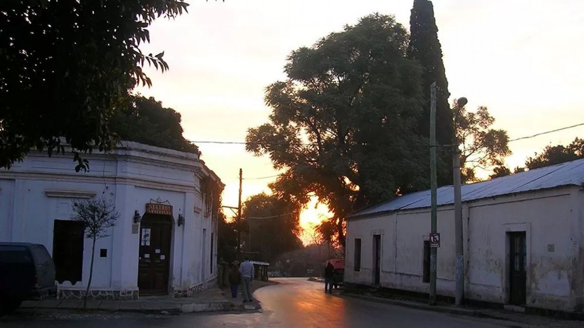 Casa Poeta Núñez Esta edificación fue construida en el año 1830, con ladrillos de 45cm y puertas de hasta 2,5m de altura. A principios de 1900 funciono la escuela de San Javier. Luego constituida como vivienda familiar, también funciono la oficina de la Estafeta Postal. Imagen: Municipalidad de San Javier y Yacanto