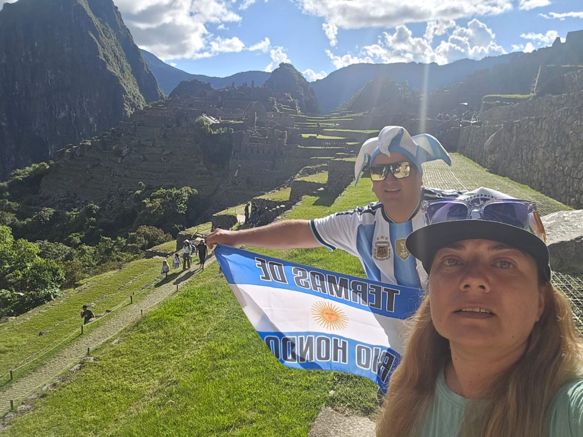 De Termas de Río Hondo al Mundial: una pareja atravesó 12 países en auto para ver a la Selección