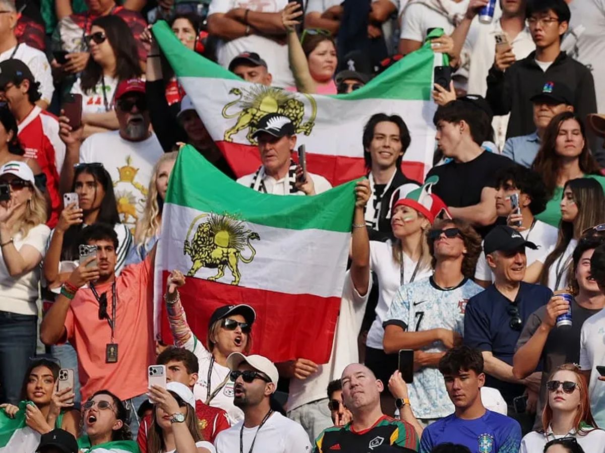 SIGNO REVOLUCIONARIO. Los hinchas de Irán expusieron banderas en referencias a un cambio político en el país.