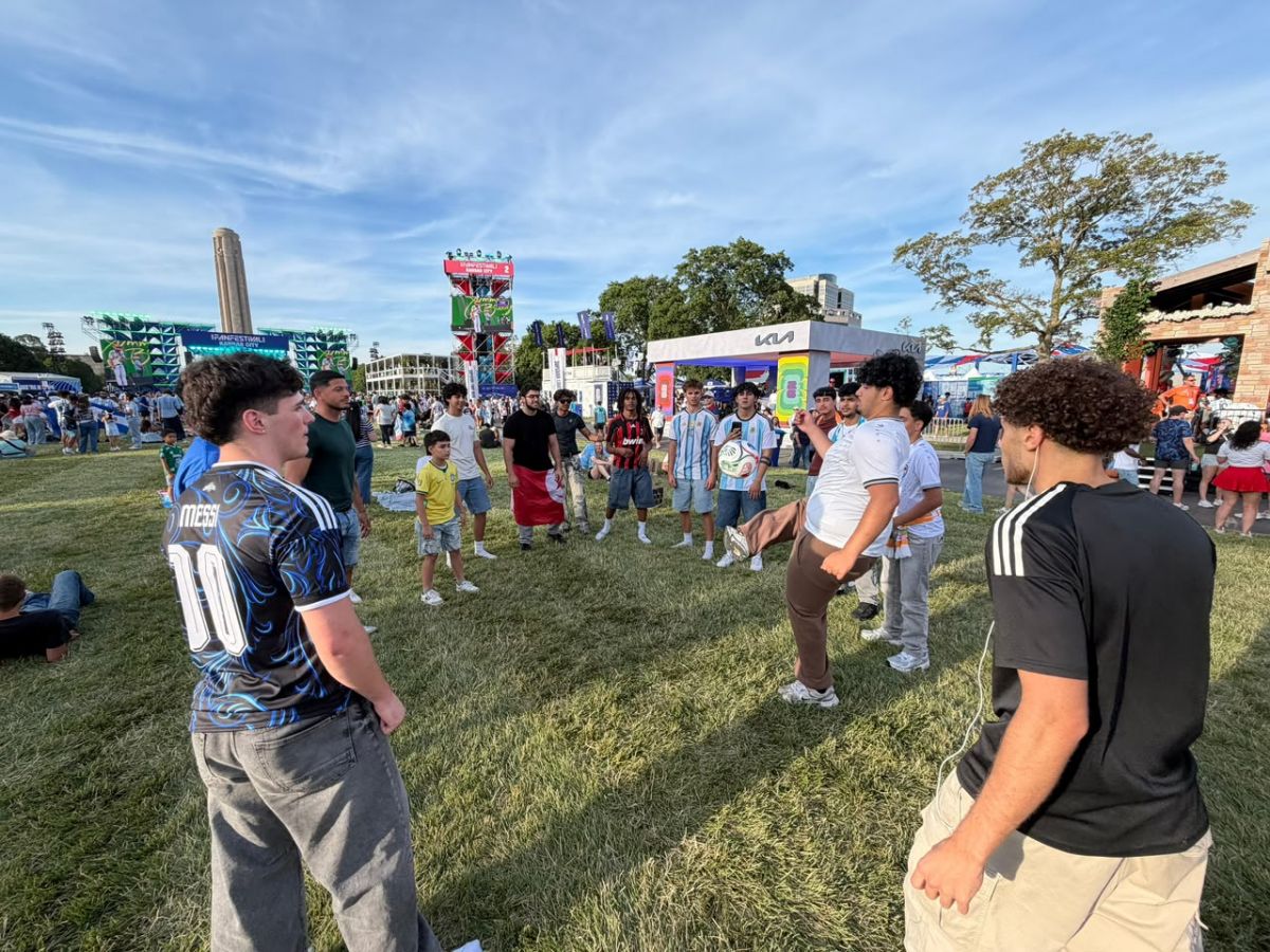 UNIDOS. Hinchas argentinos y argelinos comparten una ronda con la pelota en el Fan Fest, a horas del partido.