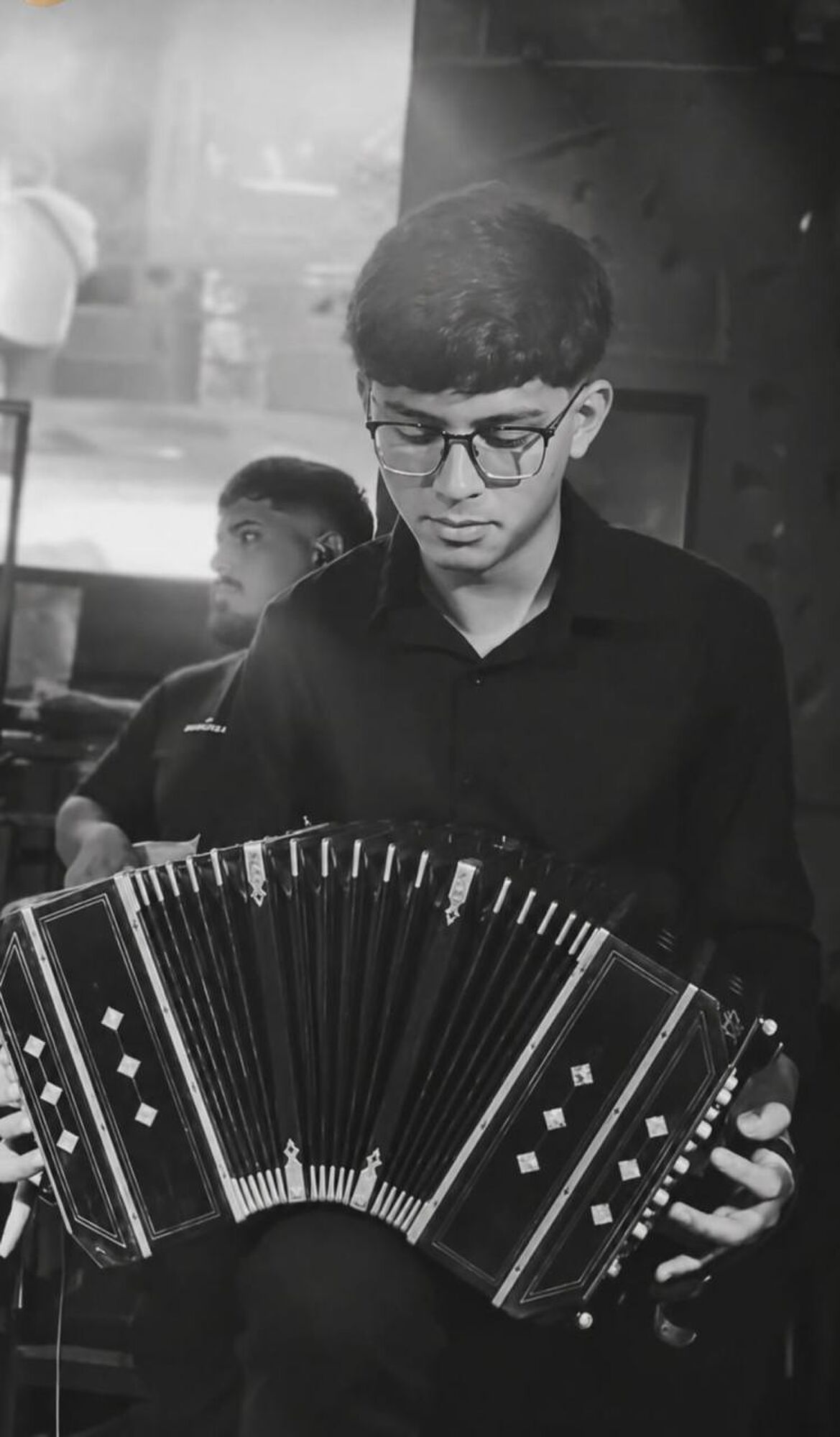 FUELLE. Fermín tiene 20 años y estudia en el Ismunt. Sus abuelos son los primeros en oír los tangos que saca en el bandoneón: “Cada vez que siento algún tango especial trato de hacerlo y de compartirlo con ellos”.