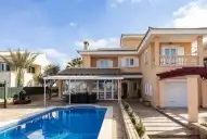 Cómo es por dentro la casa de Lionel Scaloni en Mallorca: pileta, vistas al mar y una vida lejos de la fama