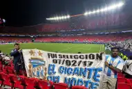 Una bandera de Atlético Tucumán se coló en el festejo de la Selección: la historia del tucumano que sigue a Argentina por el mundo