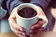 Cuántas tazas de café y té hay que tomar por día para reducir el riesgo de demencia, según la ciencia