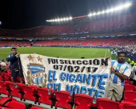 Una bandera de Atlético Tucumán se coló en el festejo de la Selección: la historia del tucumano que sigue a Argentina por el mundo