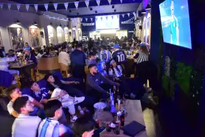 Crónica de un debut mundialista: cómo fue ver la goleada de la Selección entre desconocidos que terminaron siendo amigos