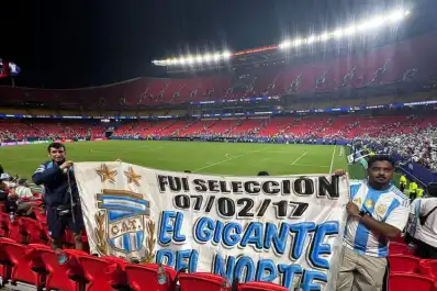 Una bandera de Atlético Tucumán se coló en el festejo de la Selección: la historia del tucumano que sigue a Argentina por el mundo