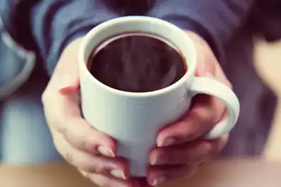 Cuántas tazas de café y té hay que tomar por día para reducir el riesgo de demencia, según la ciencia
