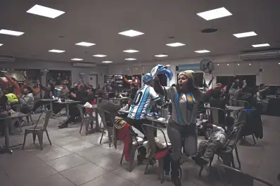Camioneros, turistas y familias siguieron el debut de Argentina en la ruta