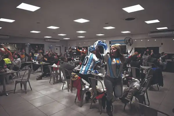 Camioneros, turistas y familias siguieron el debut de Argentina en la ruta