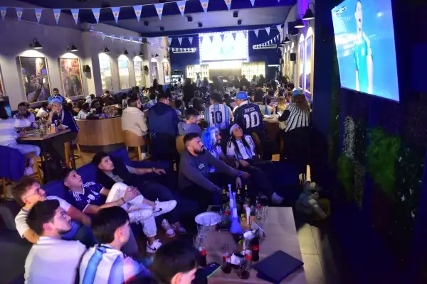 Crónica de un debut mundialista: cómo fue ver la goleada de la Selección entre desconocidos que terminaron siendo amigos