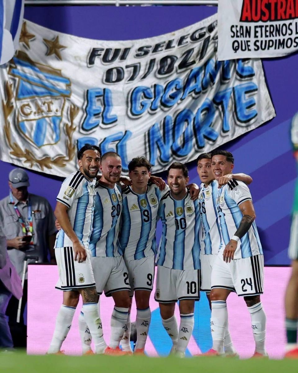 Una bandera de Atlético Tucumán se coló en el festejo de la Selección: la historia del tucumano que sigue a Argentina por el mundo