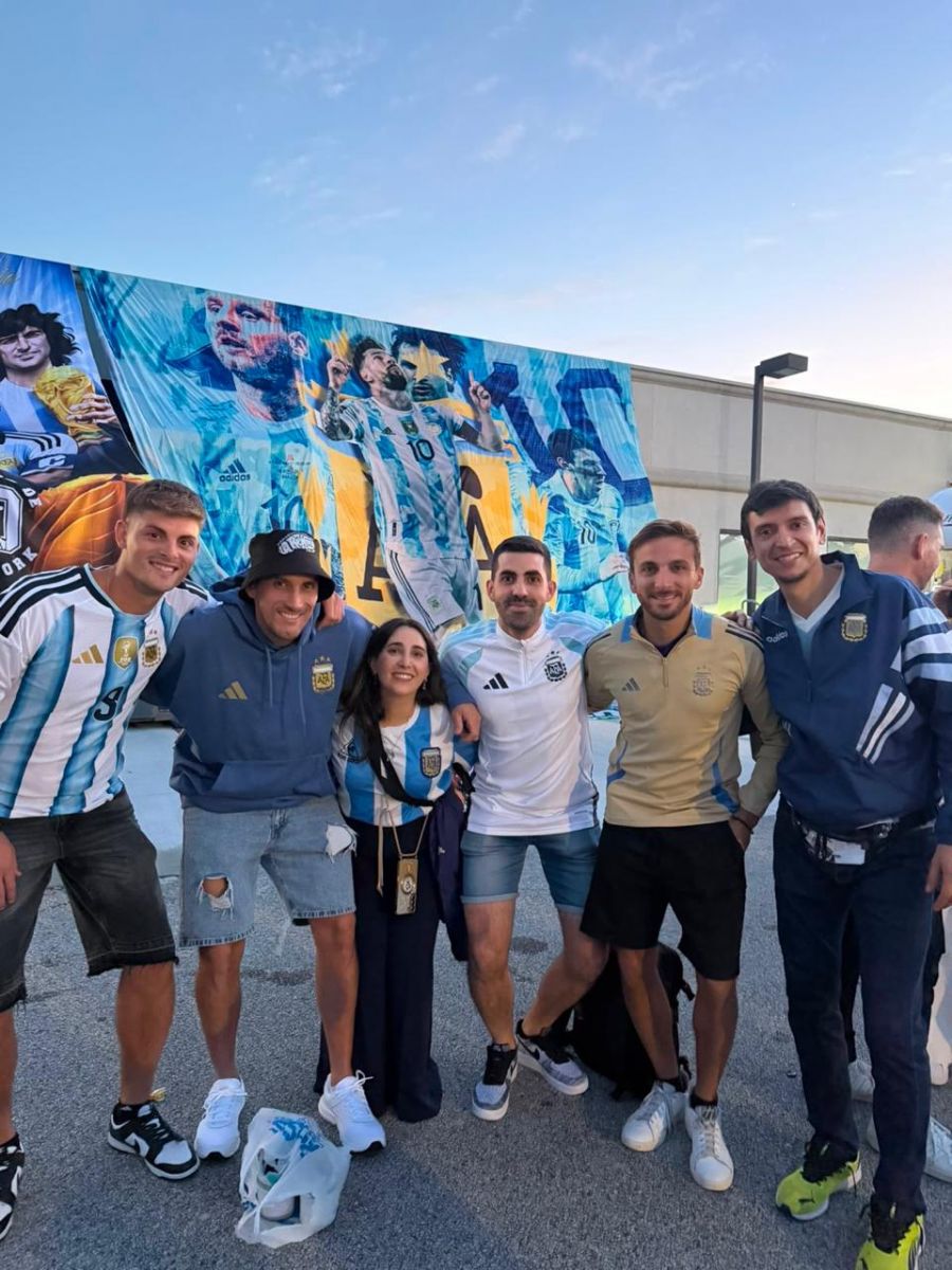 Una bandera de Atlético Tucumán se coló en el festejo de la Selección: la historia del tucumano que sigue a Argentina por el mundo