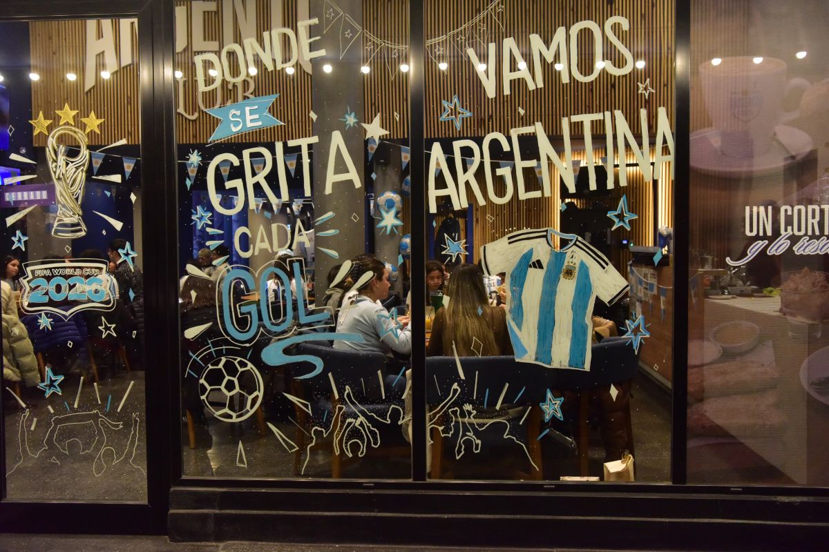 Crónica de un debut mundialista: cómo fue ver la goleada de la Selección entre desconocidos que terminaron siendo amigos
