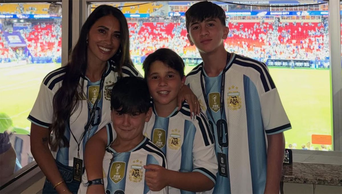 DE CELESTE Y BLANCO. Antonela Roccuzzo siguió el partido de Messi junto a sus tres hijos, Thiago, Mateo y Ciro.