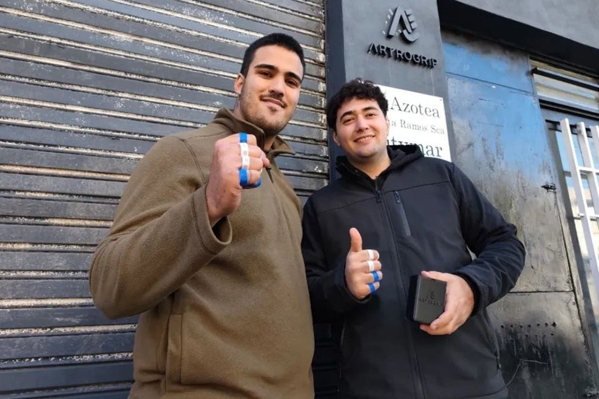 EMPRENDEDORES. Francisco Francesch y Leandro Ramírez desarrollaron Artrogrip, un protector fabricado con impresión 3D.