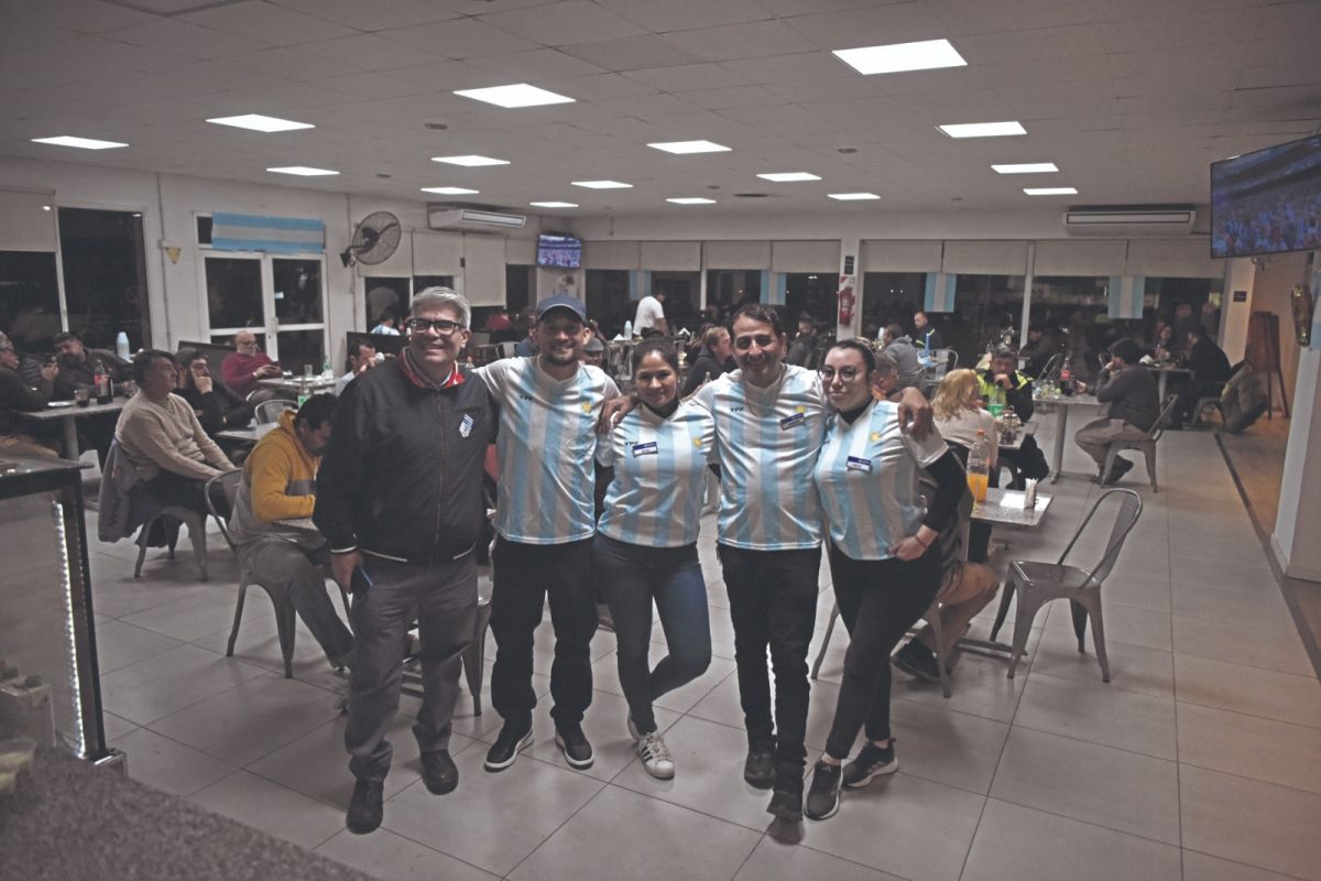 MODELOS. Los anfitriones, vestidos con un 