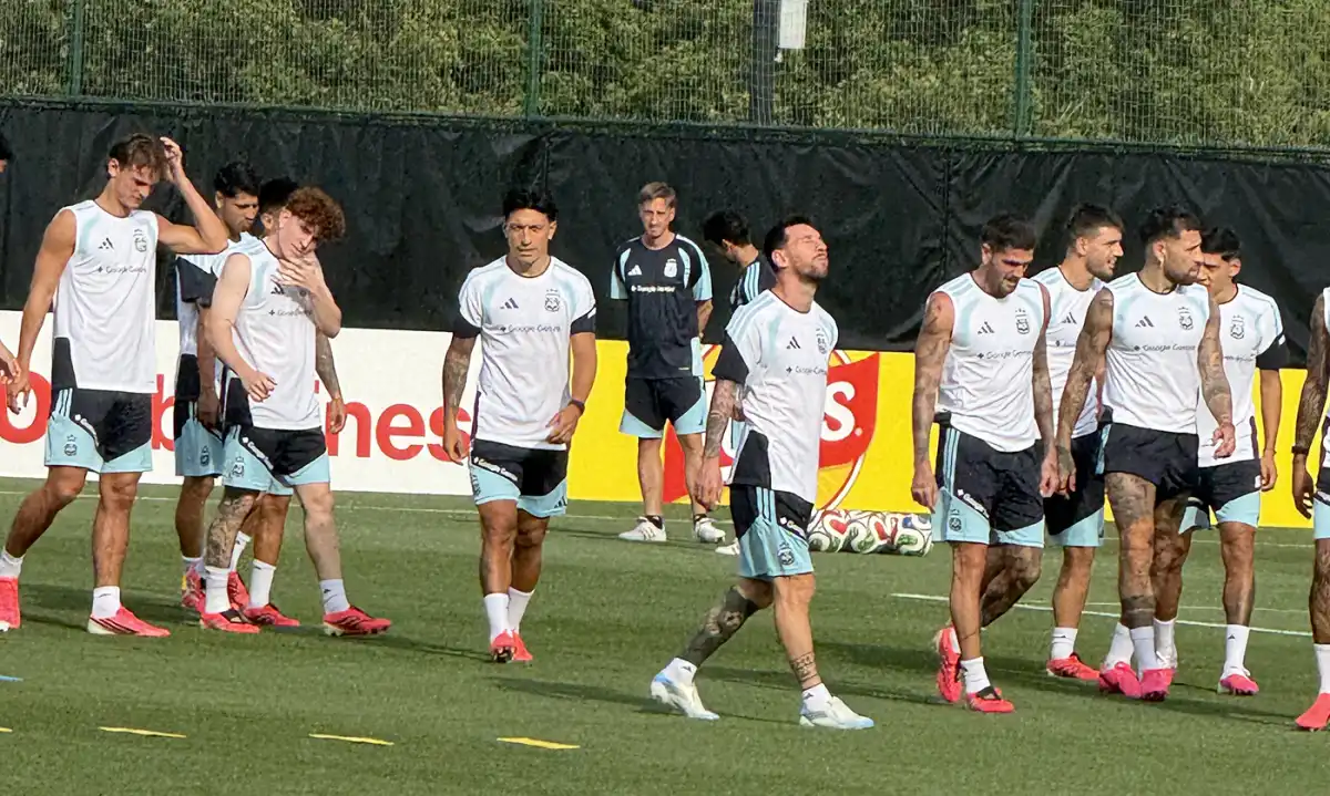 Tras una mañana convulsionada, Messi apareció sonriente, despejó todas las dudas y Argentina respiró aliviada