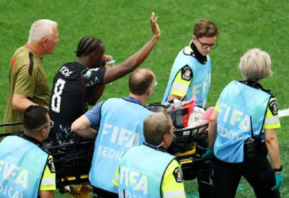 Escalofriante lesión en el Mundial 2026: Ismaël Koné salió en camilla tras una dura entrada