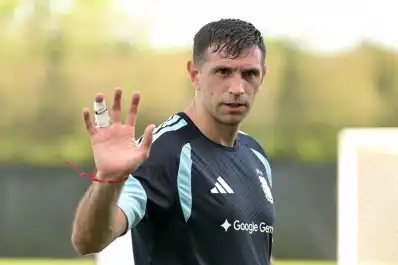 Dibu Martínez va por otro récord en la Selección: quedó a cinco vallas invictas de Chiquito Romero