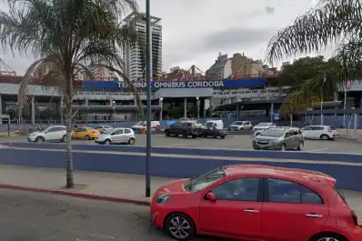 Escándalo en la Terminal de Córdoba: una mujer atacó con una picana a policías e intentó quitarle un arma a una agente