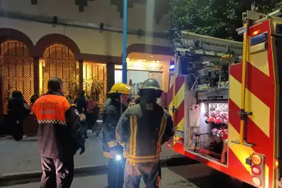 La rápida intervención de los bomberos evitó que un incendio se propagara en la Sociedad Sirio Libanesa