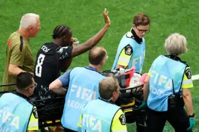Escalofriante lesión en el Mundial 2026: Ismaël Koné salió en camilla tras una dura entrada