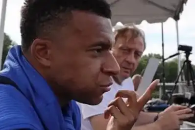 Mbappé se subió a un andamio en pleno Mundial 2026 y sorprendió a todos con su explicación