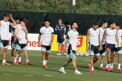 Tras una mañana convulsionada, Messi apareció sonriente, despejó todas las dudas y Argentina respiró aliviada