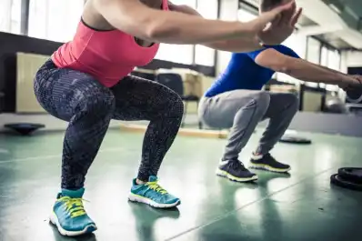 ¿Sentadillas o caminata? Cuál es el ejercicio más efectivo para activar el cuerpo después de pasar horas sentado, según la ciencia