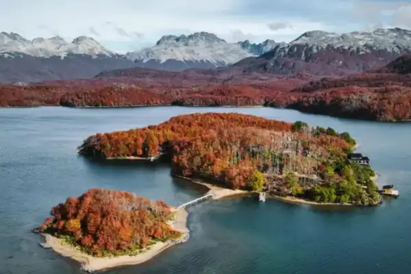 Así es la isla privada de Francis Mallmann en la Patagonia: lujo, nieve y cocina al fuego