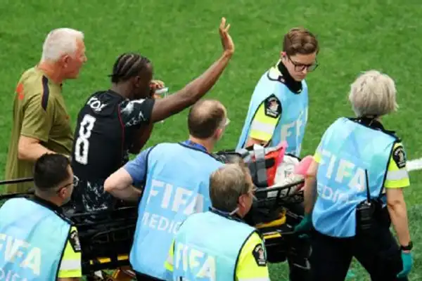 Escalofriante lesión en el Mundial 2026: Ismaël Koné salió en camilla tras una dura entrada