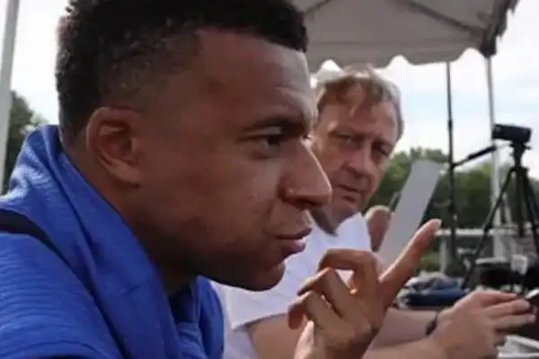 Mbappé se subió a un andamio en pleno Mundial 2026 y sorprendió a todos con su explicación