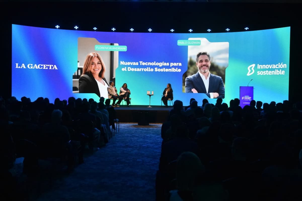 AUDITORIO LLENO. Los asistentes escuchan a Andriani y Guzmán, con la moderación de la periodista Gabriela Baigorrí. LA GACETA / FOTO DE OSVALDO RIPOLL