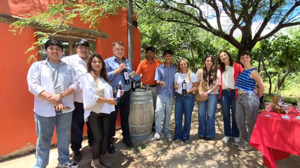 CON LOS PRODUCTORES. Nores junto a Domingo Amaya en la bodega Vertientes Tintas, en Amaicha del Valle. 