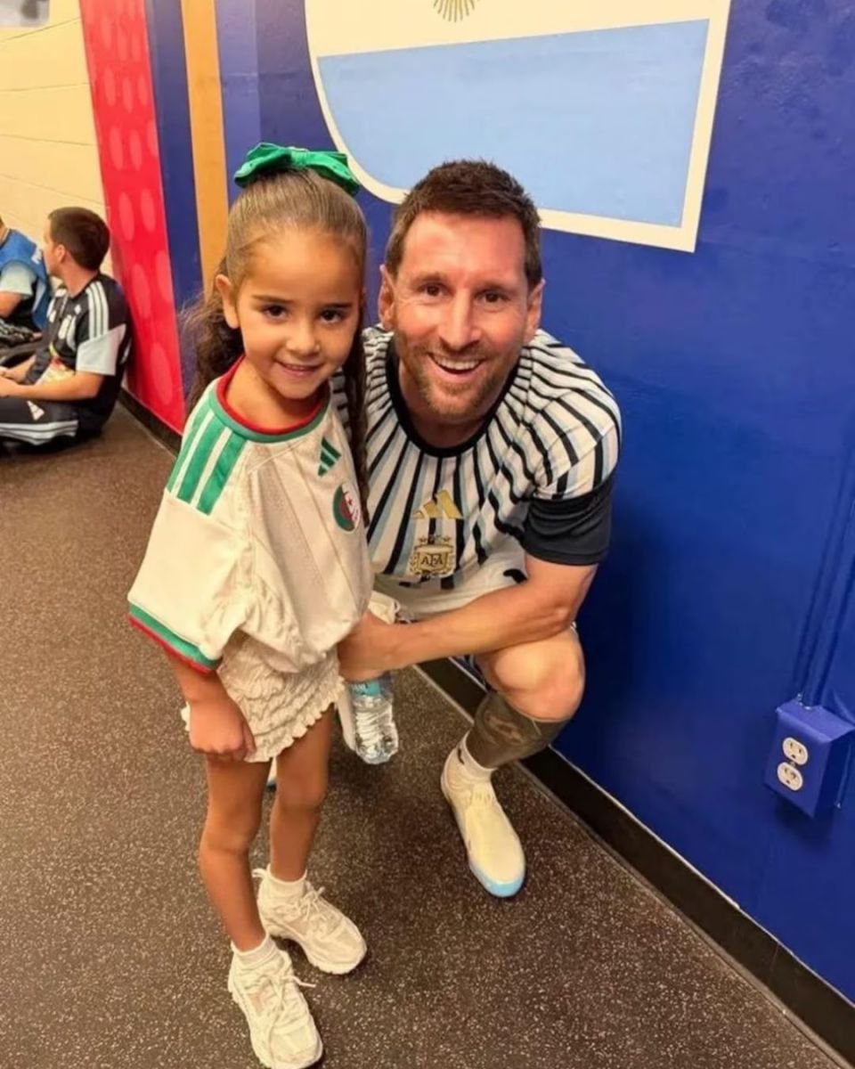 De rival a ídolo: el gesto de Messi que emocionó a la familia de un jugador de Argelia y se volvió viral