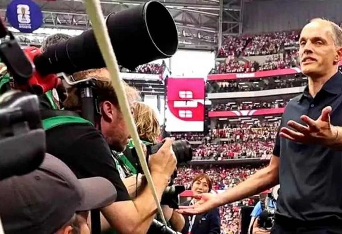 ENOJADO. Tuchel se quejó de la cantidad de fotógrafos que había al frente del banco de suplentes.
