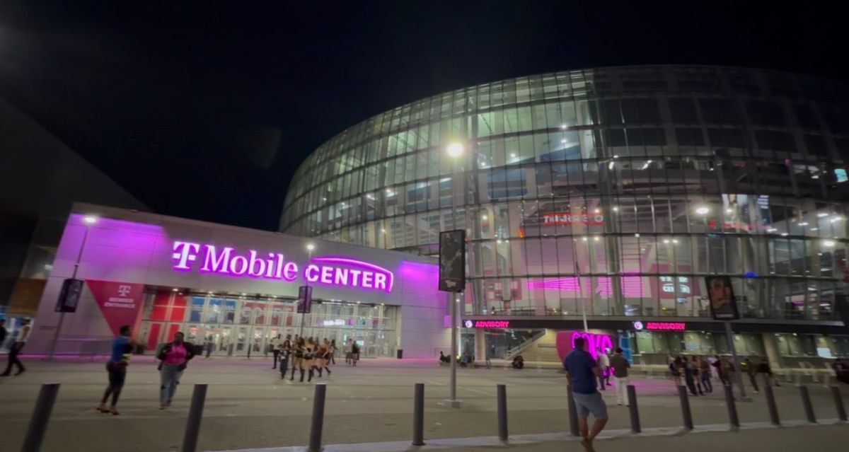 LUJO. El estadio cubierto T-Mobile Center se levanta en el distrito Power & Light puede recibir hasta 20.000 personas.