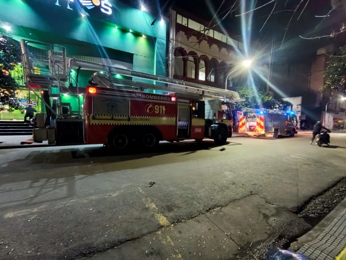 La rápida intervención de los bomberos evitó que un incendio se propagara en la Sociedad Sirio Libanesa