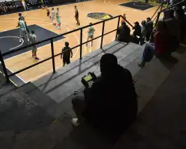 Es brasileño, juega al básquet en Tucumán y siguió a la Verdeamarela desde un celular en la tribuna de Talleres