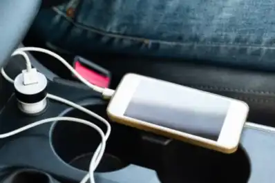 Cargar el celular en el auto puede salir caro: cómo afecta al teléfono y al vehículo
