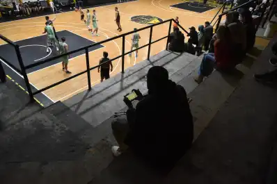 Es brasileño, juega al básquet en Tucumán y siguió a la Verdeamarela desde un celular en la tribuna de Talleres