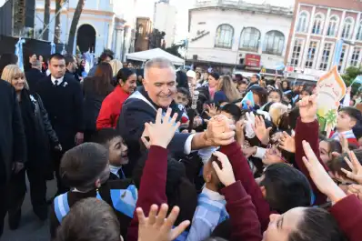 Jaldo tomó la promesa a más de 3.000 alumnos en el acto por el Día de la Bandera