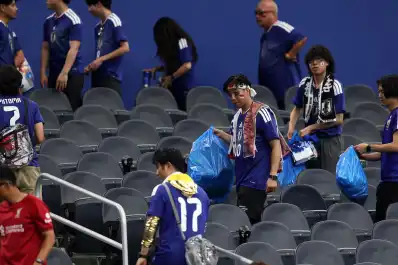 Los hinchas japoneses limpian los estadios del Mundial, pero una publicación viral desató un debate sobre el machismo: “Limpien también en sus casas”
