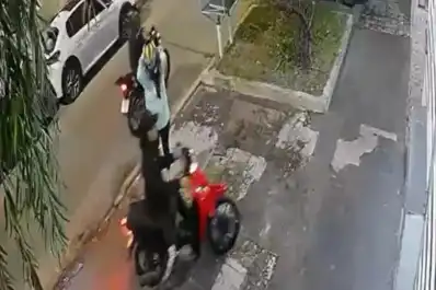 Una mujer evitó el robo de su moto con un dispositivo de descarga eléctrica